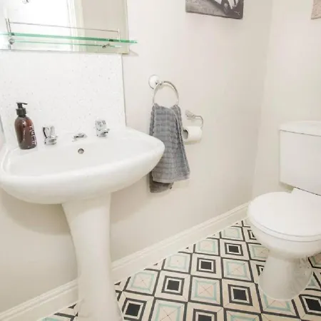 Seabirds - Cosy Ground Floor With Parking Space 아파트